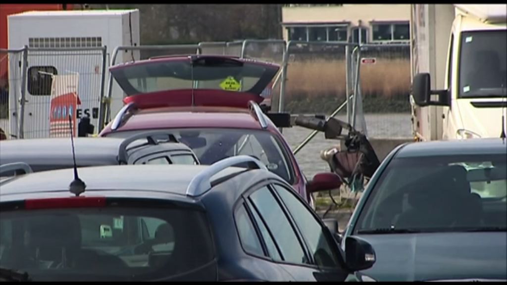 比利時有人駕車高速駛入購物大道