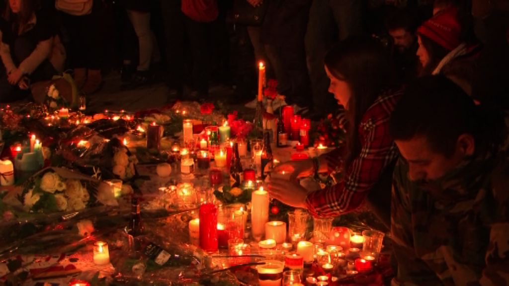 比利時民眾悼念恐襲死難者　克里周五到訪