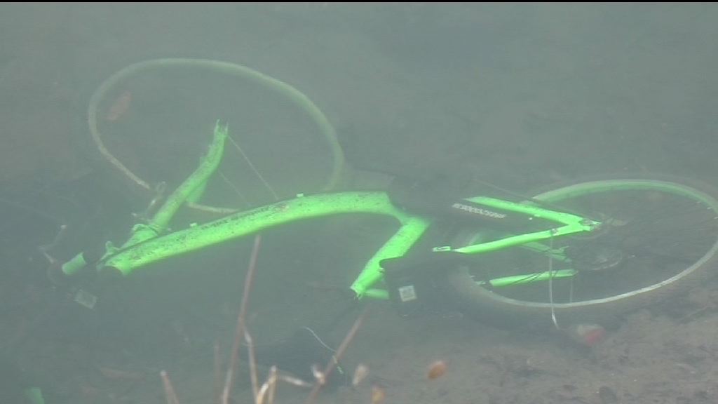 連續三日有共享單車疑遭丟落河