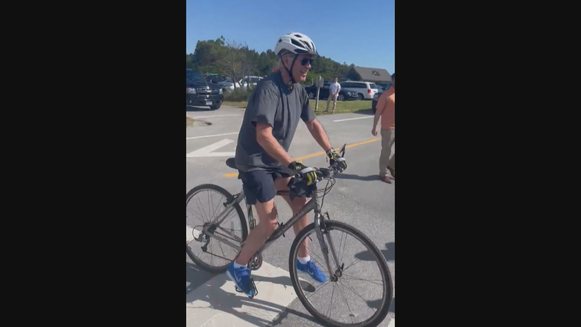 拜登騎單車跌倒　白宮指毋須接受治療 