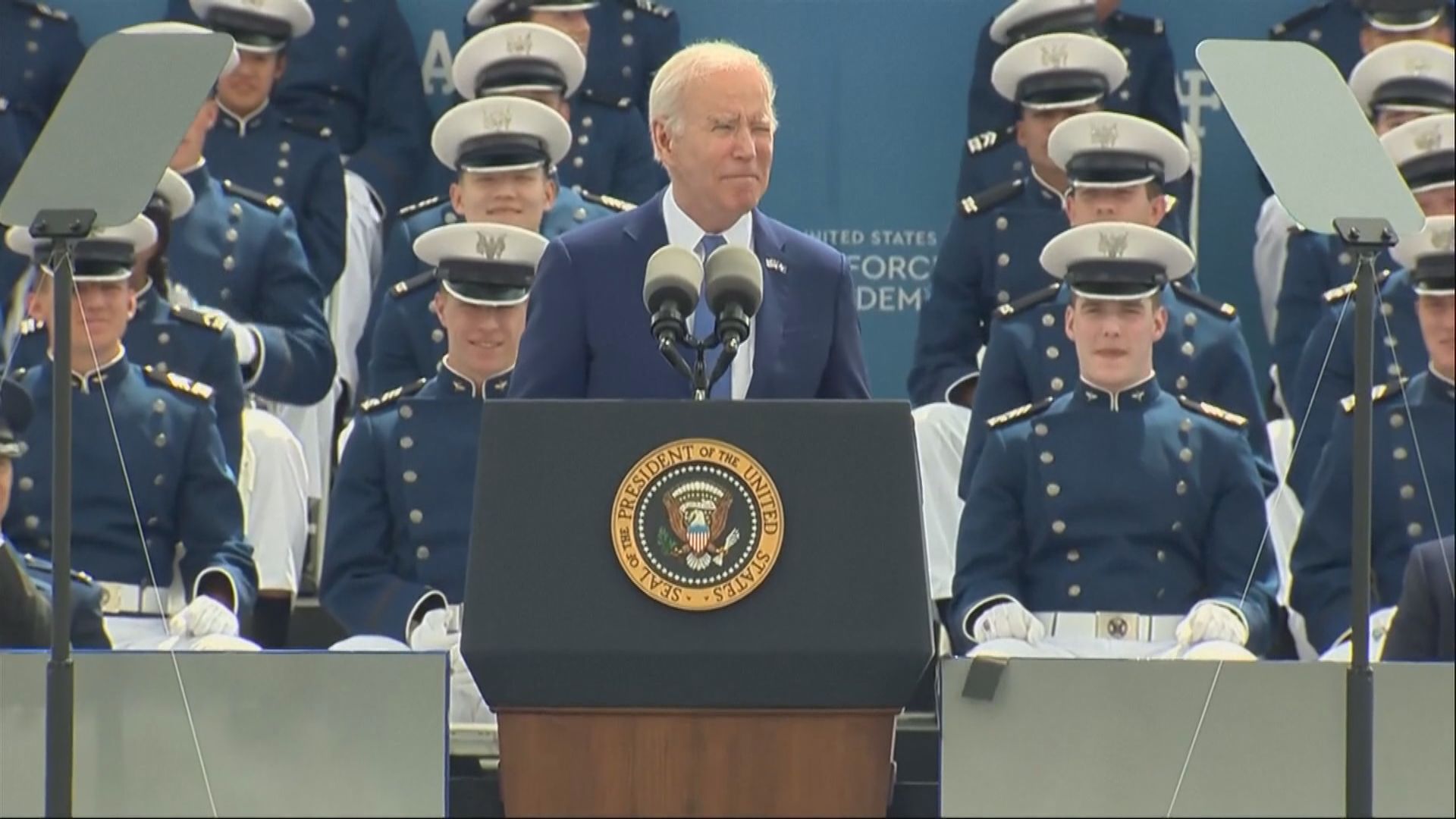 拜登出席空軍學院畢業禮時跌倒 白宮稱他沒有受傷