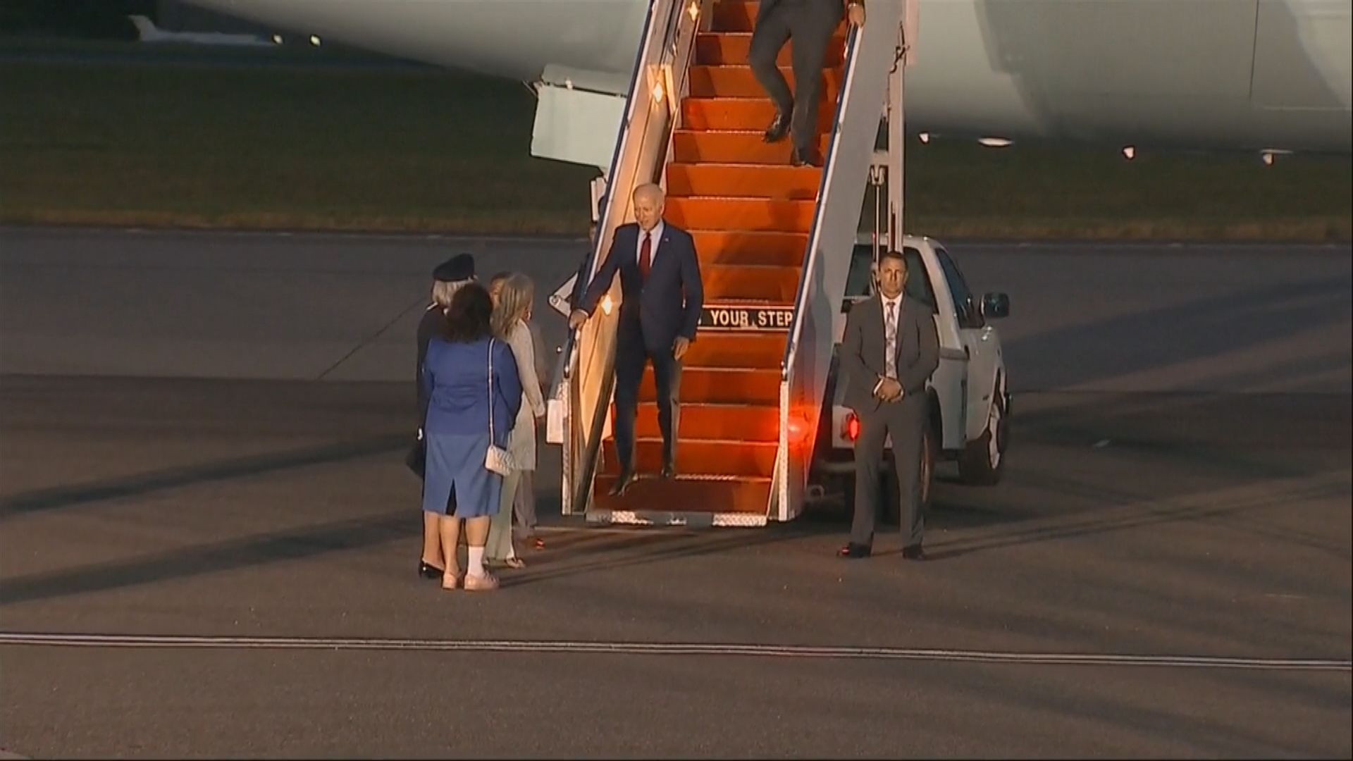 拜登抵達倫敦 將晤辛偉誠及英王查理斯三世