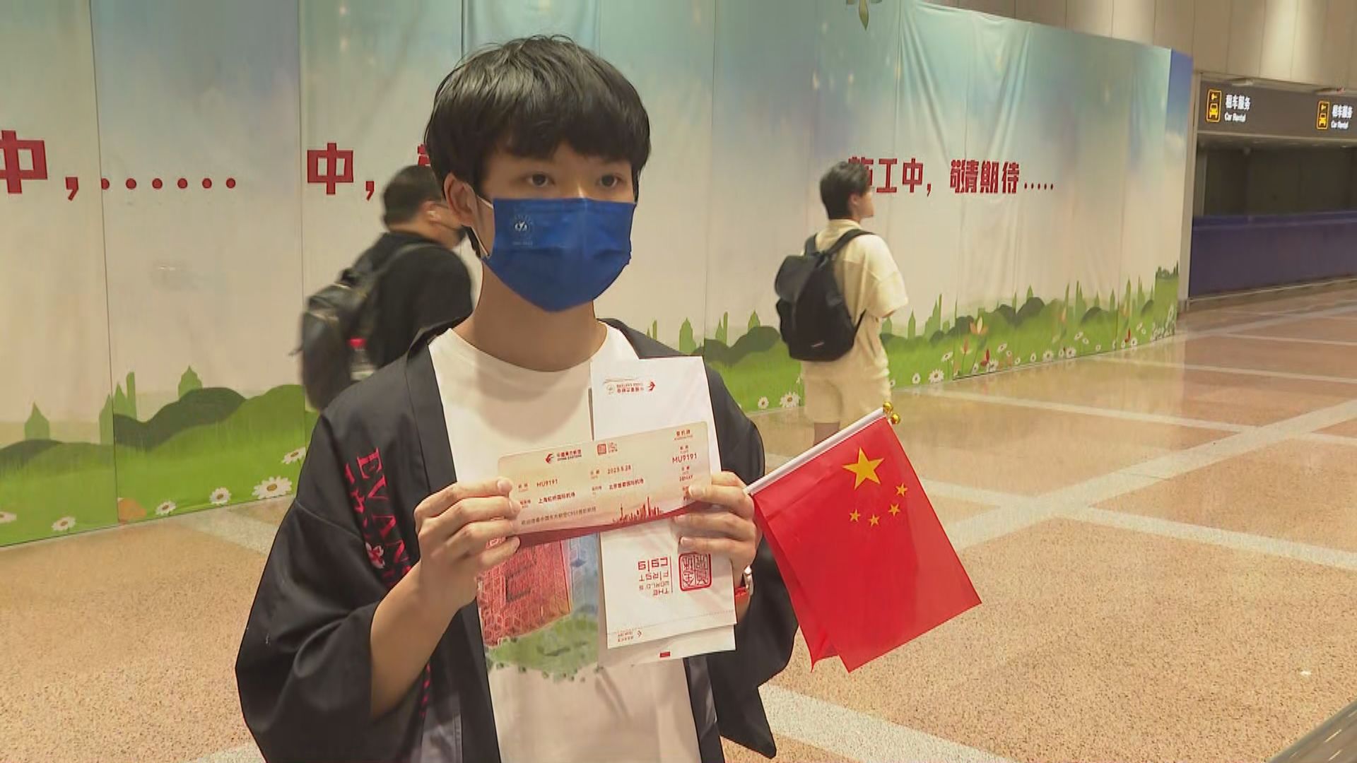 乘搭首班C919的乘客抵達北京機場