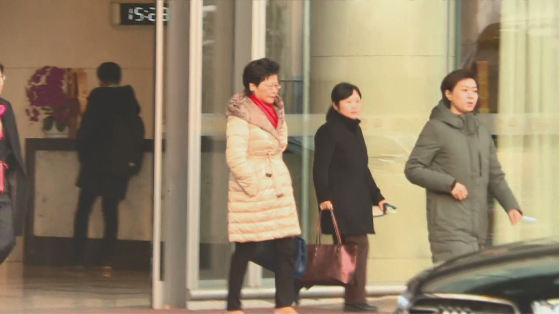 林鄭月娥抵達北京　周一向習近平述職