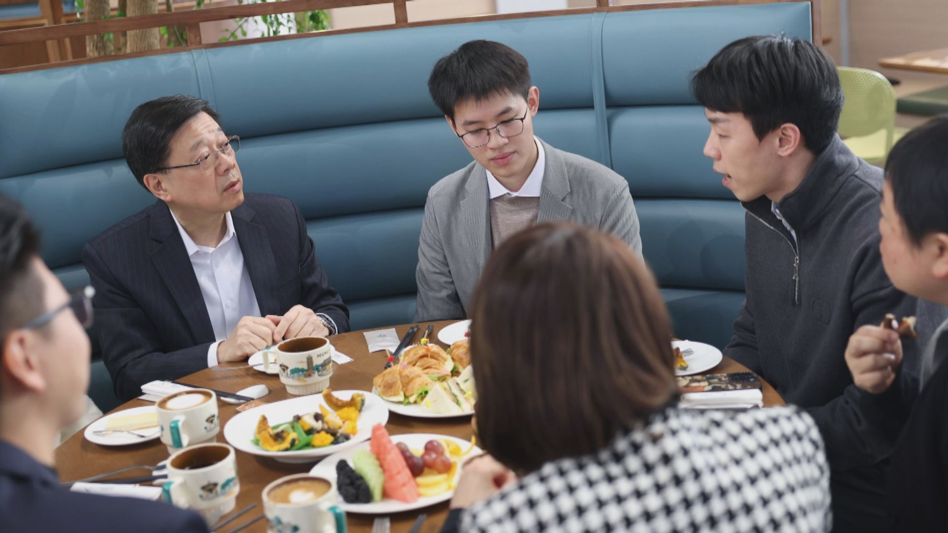 李家超與四位在京港青用餐