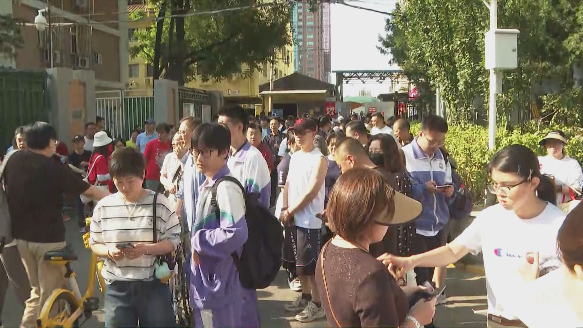 內地高考開考　北京試場外家長教師聚集為考生打氣