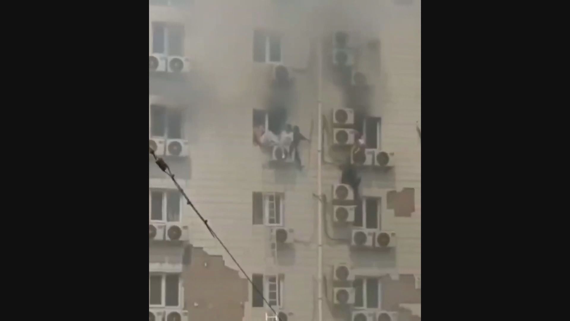 北京豐台區長峰醫院大火　最少21死   晚上醫院外有多部公安車戒備