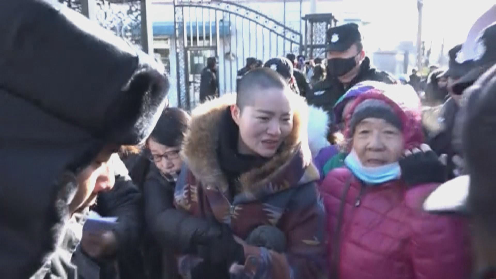 李文足往法院交督促函遇阻攔