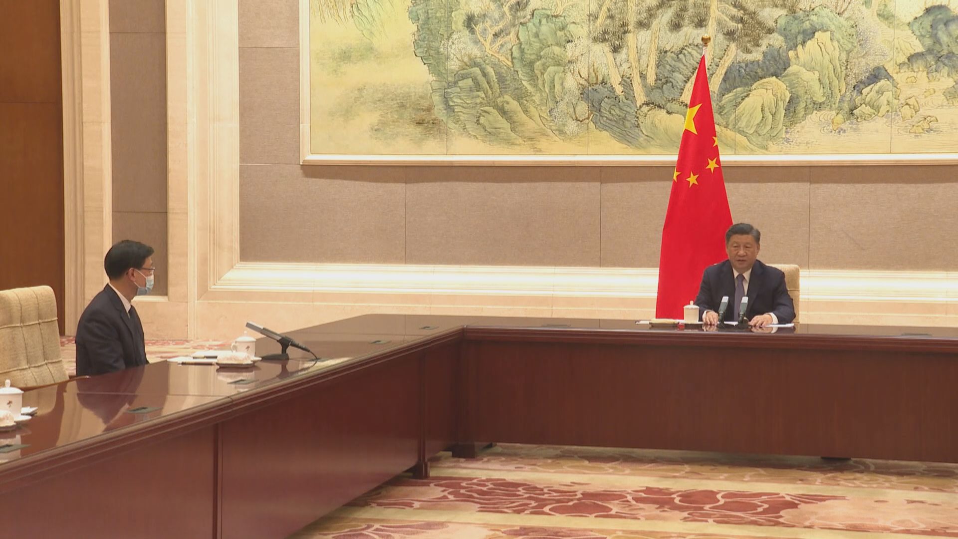 候任特首李家超接受任命後返港　稱會長期堅持新選舉制度