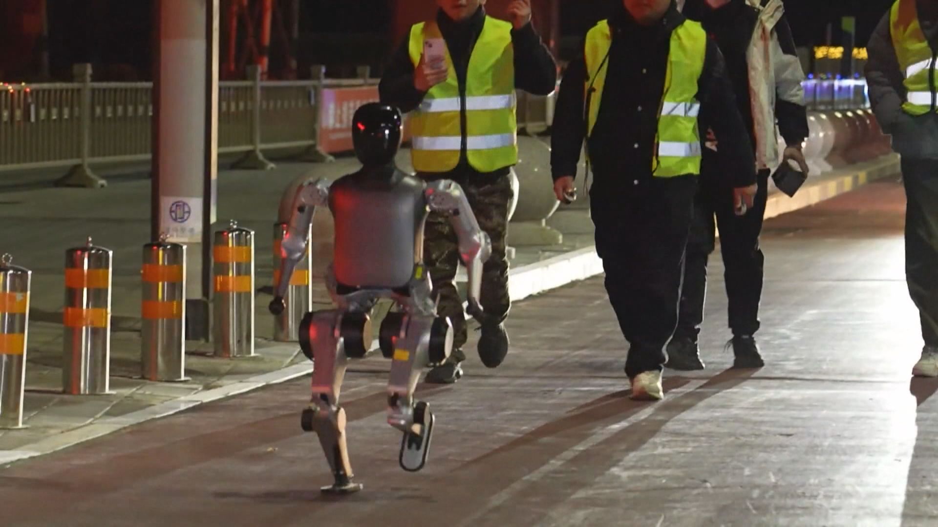 全球首個人形機械人半馬賽事　周日在北京舉行