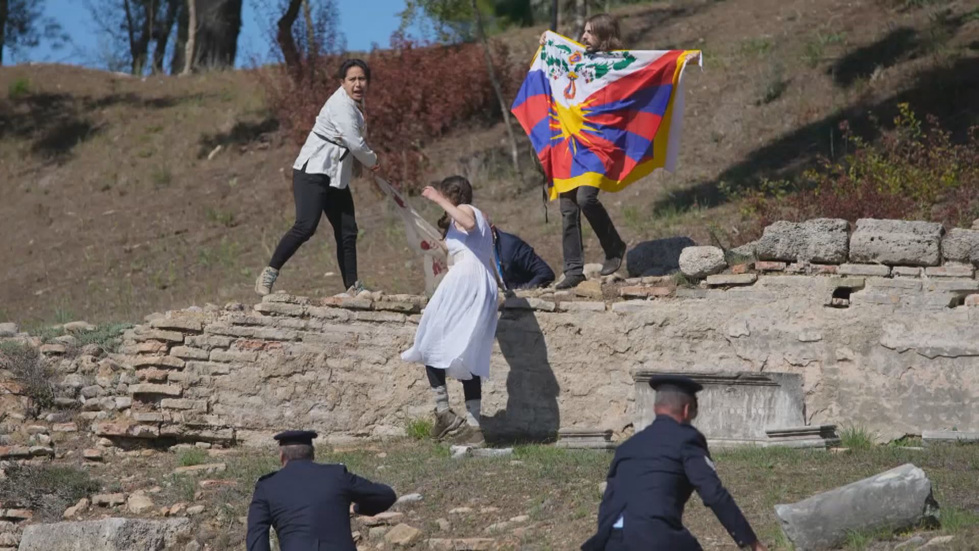 北京冬奧聖火採集儀式前　有示威者企圖闖入被捕