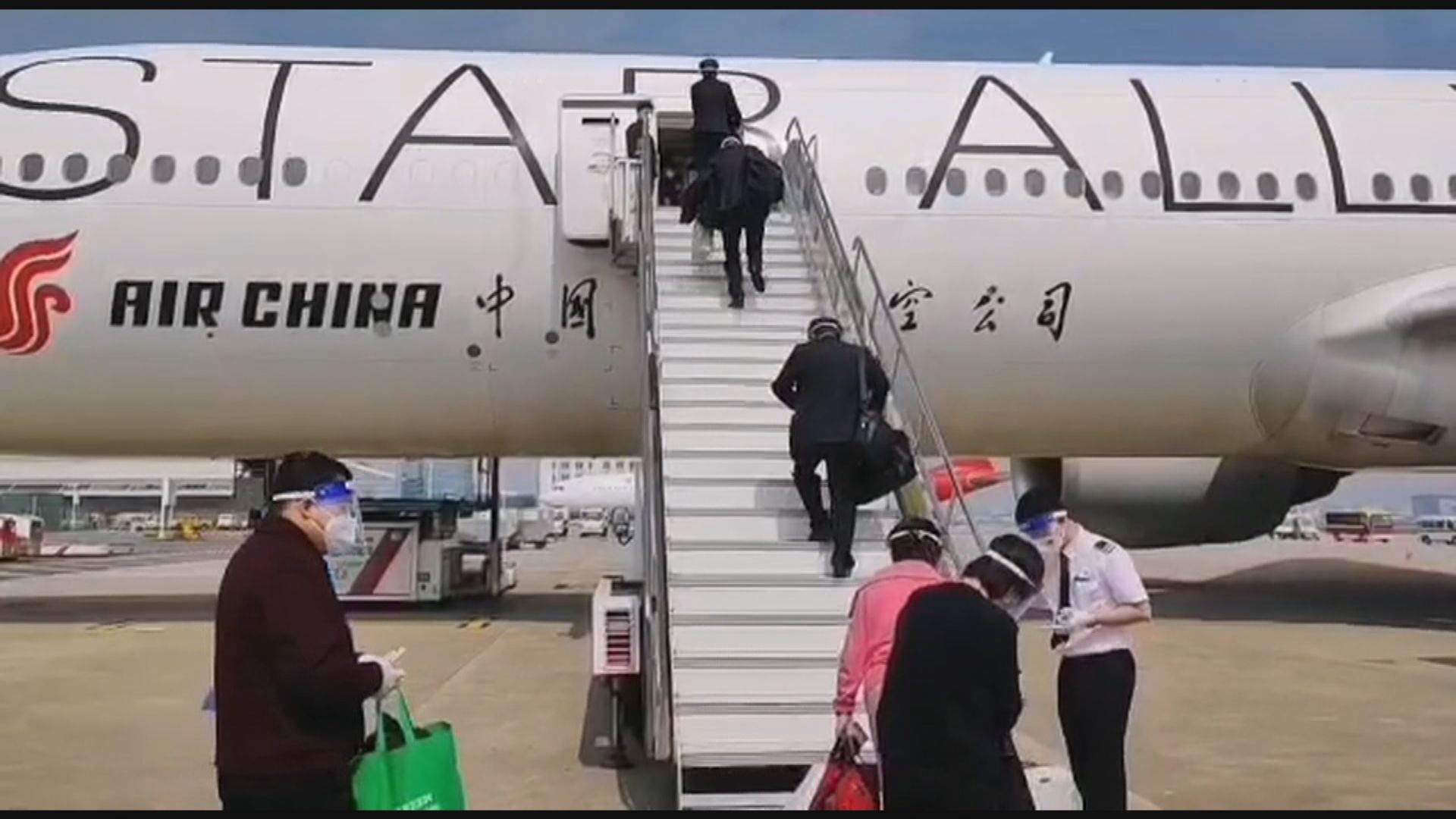 港區人大及政協轉飛北京準備出席兩會