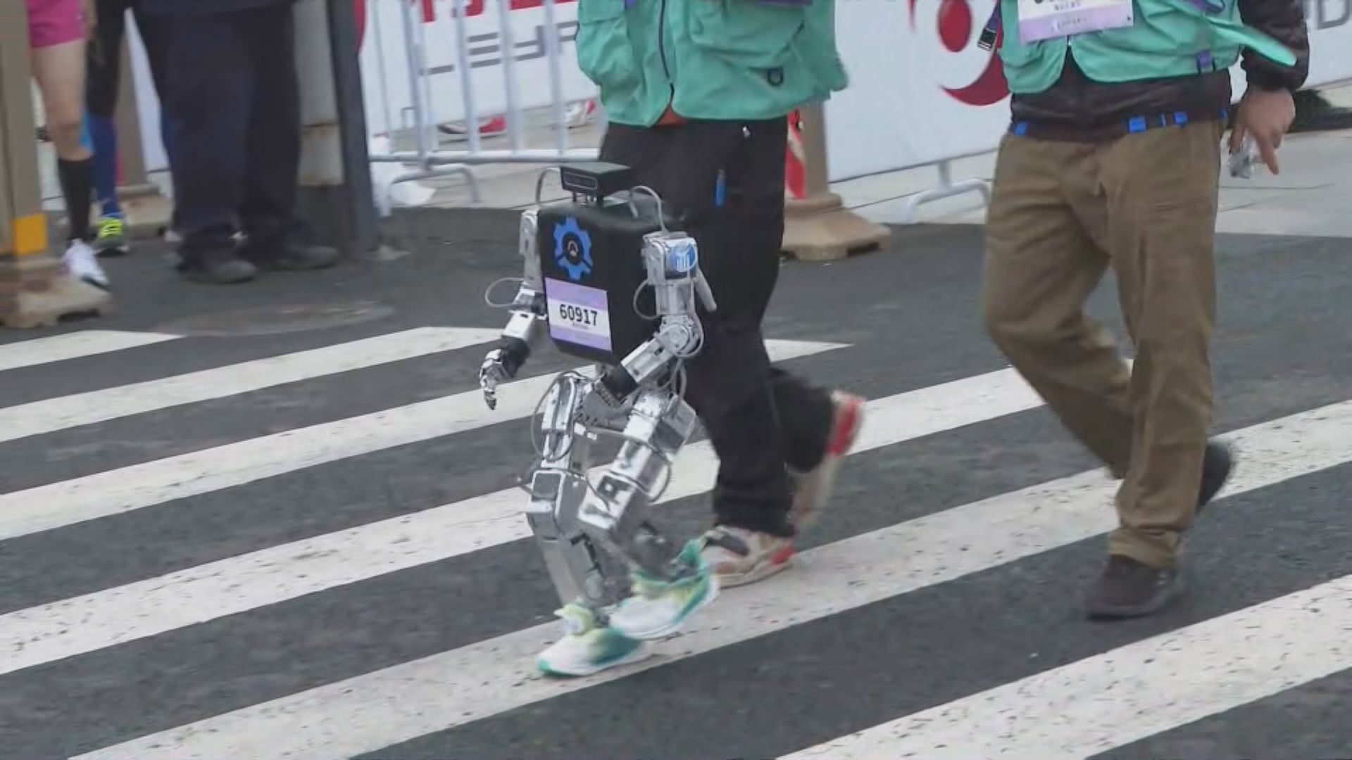 北京舉行全球首個人形機械人半馬賽事　研發機構冀機械人應用更多場景