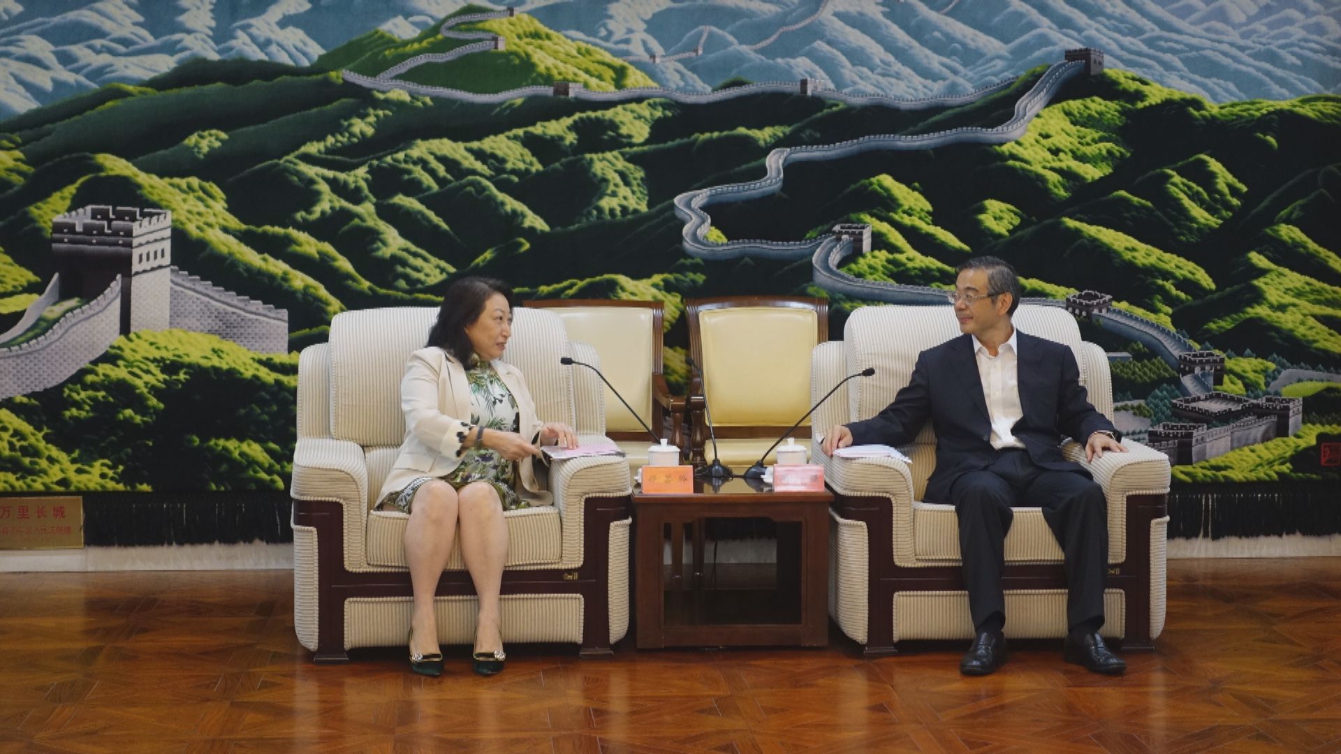 鄭若驊晤港澳辦副主任鄧中華　指國安法展中央對港信任