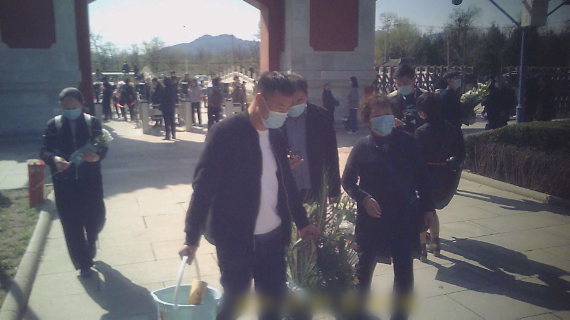 趙紫陽家屬清明節到墓園拜祭　墓地一帶有人把守