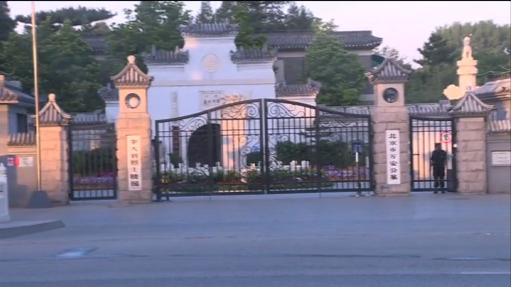 天安門母親在監控下到墓地拜祭