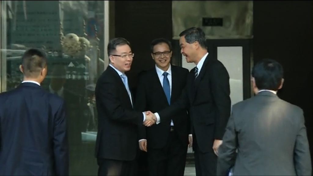 梁振英拜會港澳辦