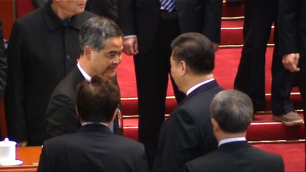 梁振英當選政協副主席　與習近平握手