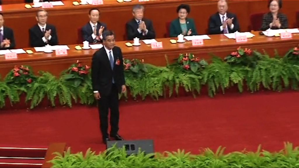 梁振英當選政協副主席　與習近平握手交談