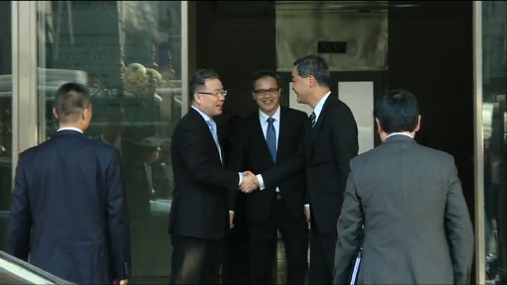 梁振英在北京到訪港澳辦