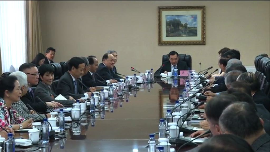 王晨李飛與港區人大代表開會