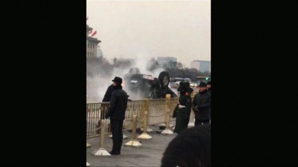 吉普車在天安門外翻側　兩人傷