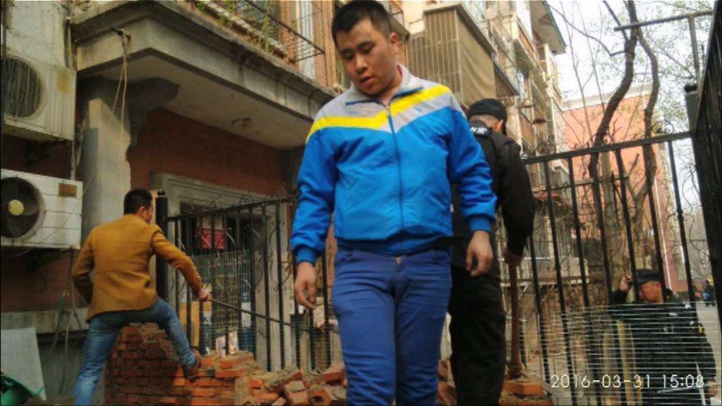 高瑜家被指違章建築與城管發生爭執