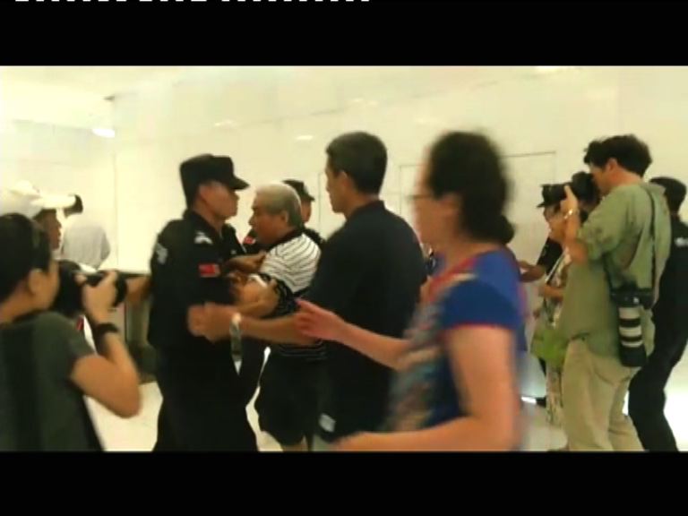 家屬闖北京馬航辦事處詢問調查進展