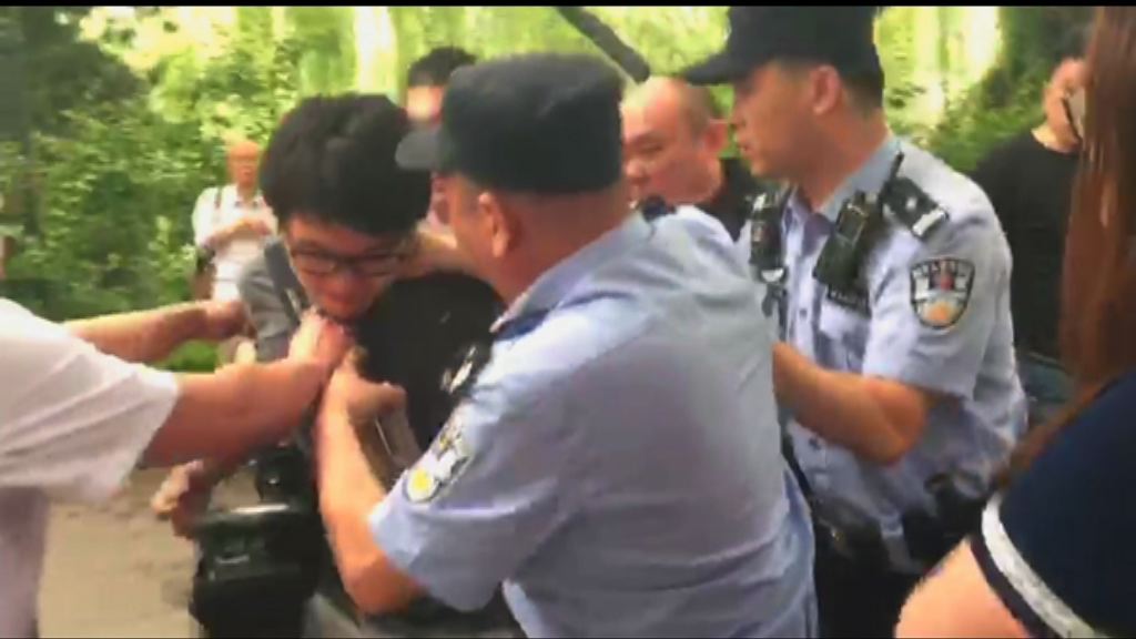 本台對駐京攝影師遭無理拘捕表憤怒促放人