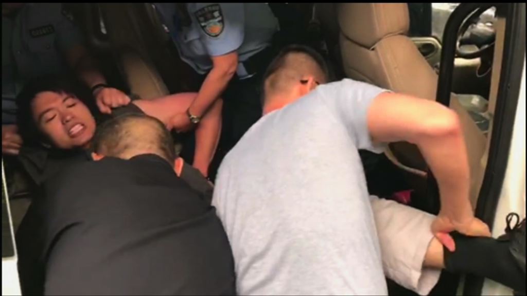 本台攝影師獲釋後獲安排到醫院檢查傷勢