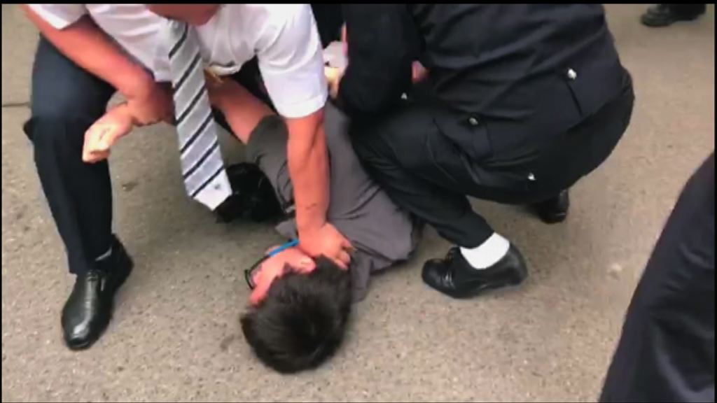 本台駐京攝影師被要求簽悔過書才准離開