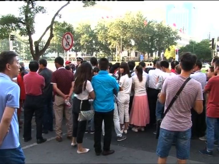 民眾聚集閱兵路線外圍盼觀看閱兵