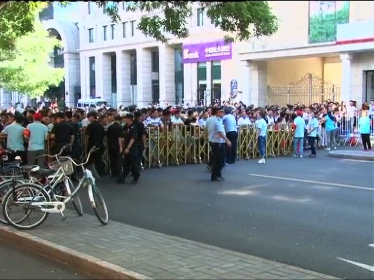 閱兵範圍封路　民眾聚集閱兵路線外圍