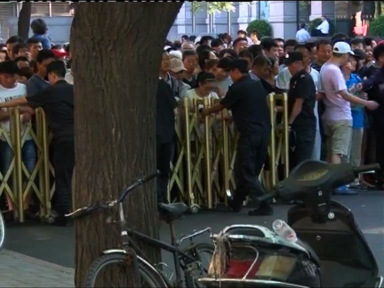 公安設置封鎖線控制人群