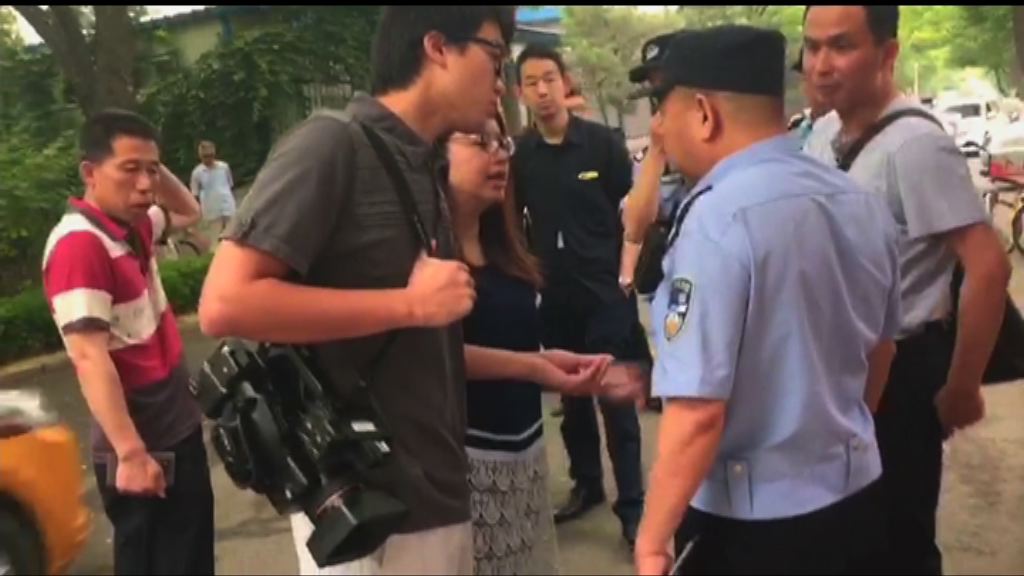 本台駐京記者：有合作出示記者證