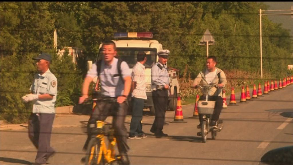 天安門母親監控下到萬安公墓拜祭六四遇難者