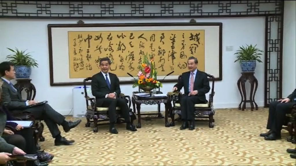 王毅讚揚梁振英年青有為　為港付出心血