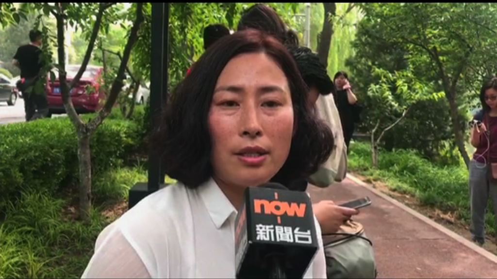 謝燕益妻：丈夫協助記者取回證件時同被帶走