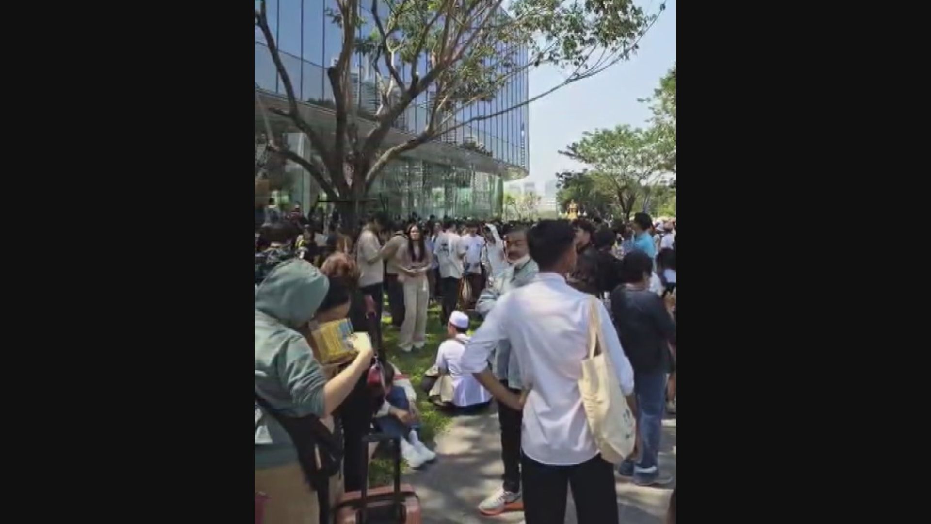 緬甸大地震｜身處曼谷港人感震動頭暈　疏散室外暫避