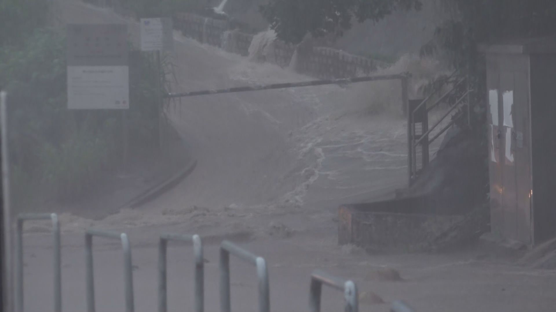 天文台發黑色暴雨警告信號　港島摩星嶺徑出現山泥傾瀉