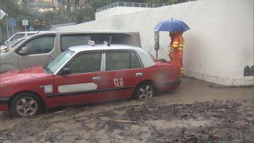 黑雨期間將軍澳敬賢里停車場嚴重水浸　車主視察車輛淹沒損毀情況