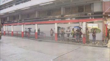 黑雨｜市民冒雨上班　直言：下雨不緊要，最重要是上班