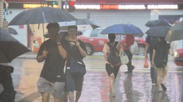 市民無懼黑雨冒雨返工　直言：下雨不緊要 最重要是上班