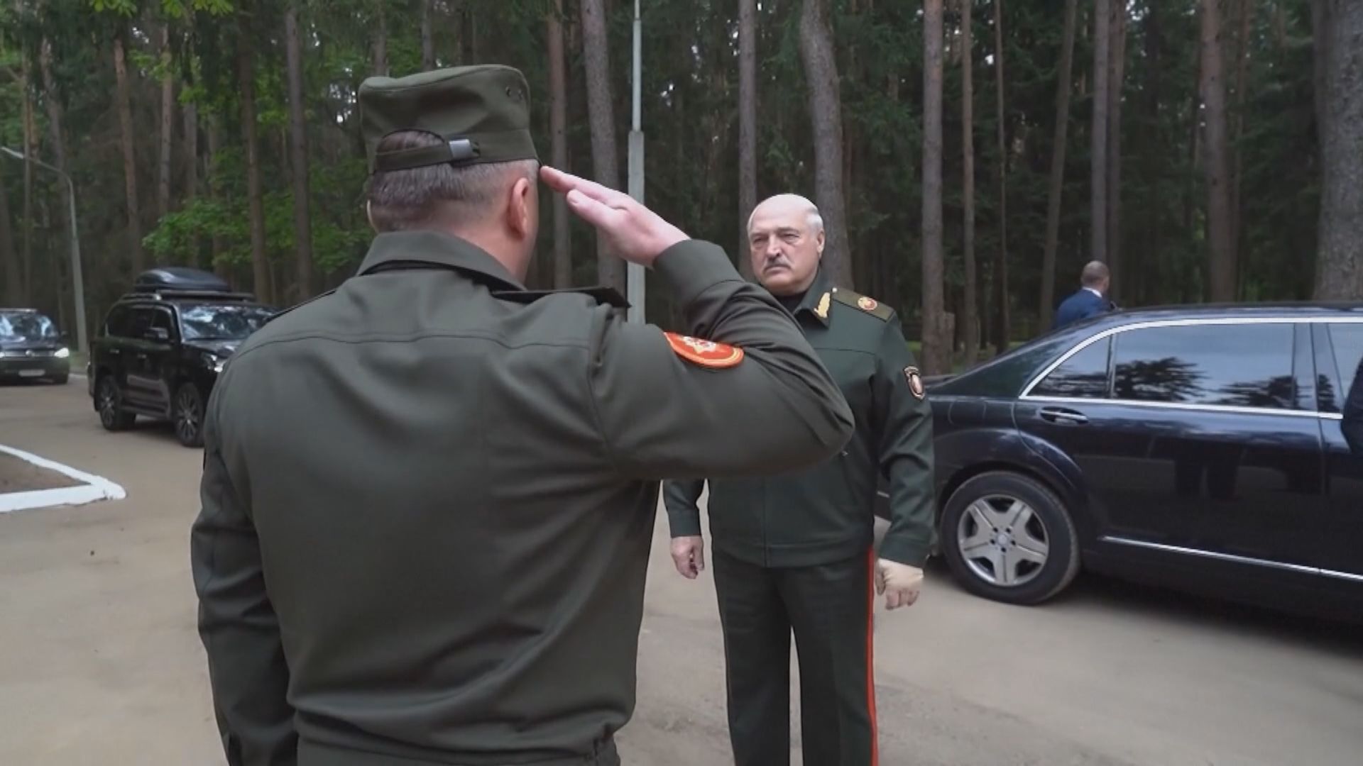 久未露面的盧卡申科到空軍基地視察