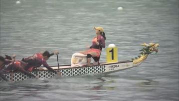 國際龍舟邀請賽尖東上演 遊客不畏風雨岸邊觀賞