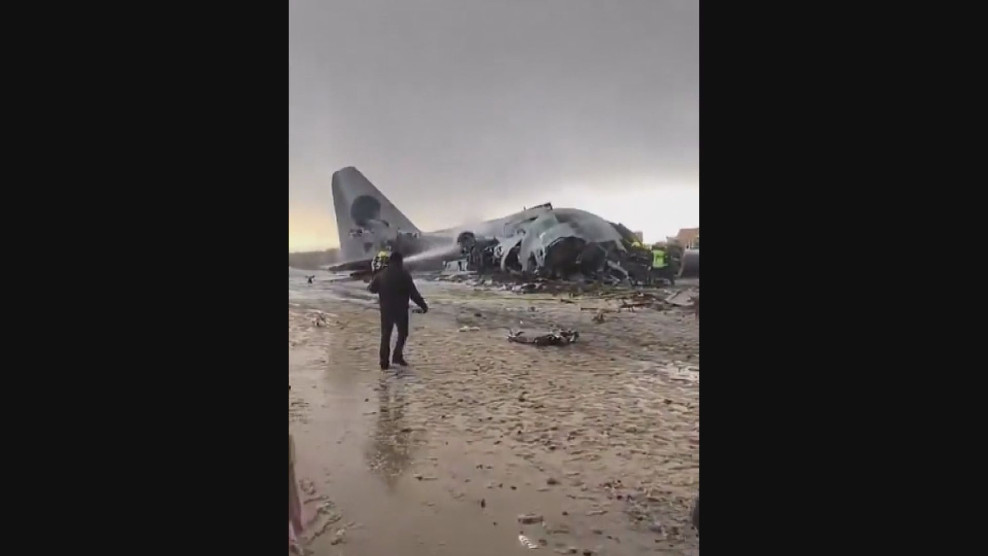 玻利維亞運鈔軍機失事致15死30傷　群眾哄搶鈔票　軍警燒錢平亂