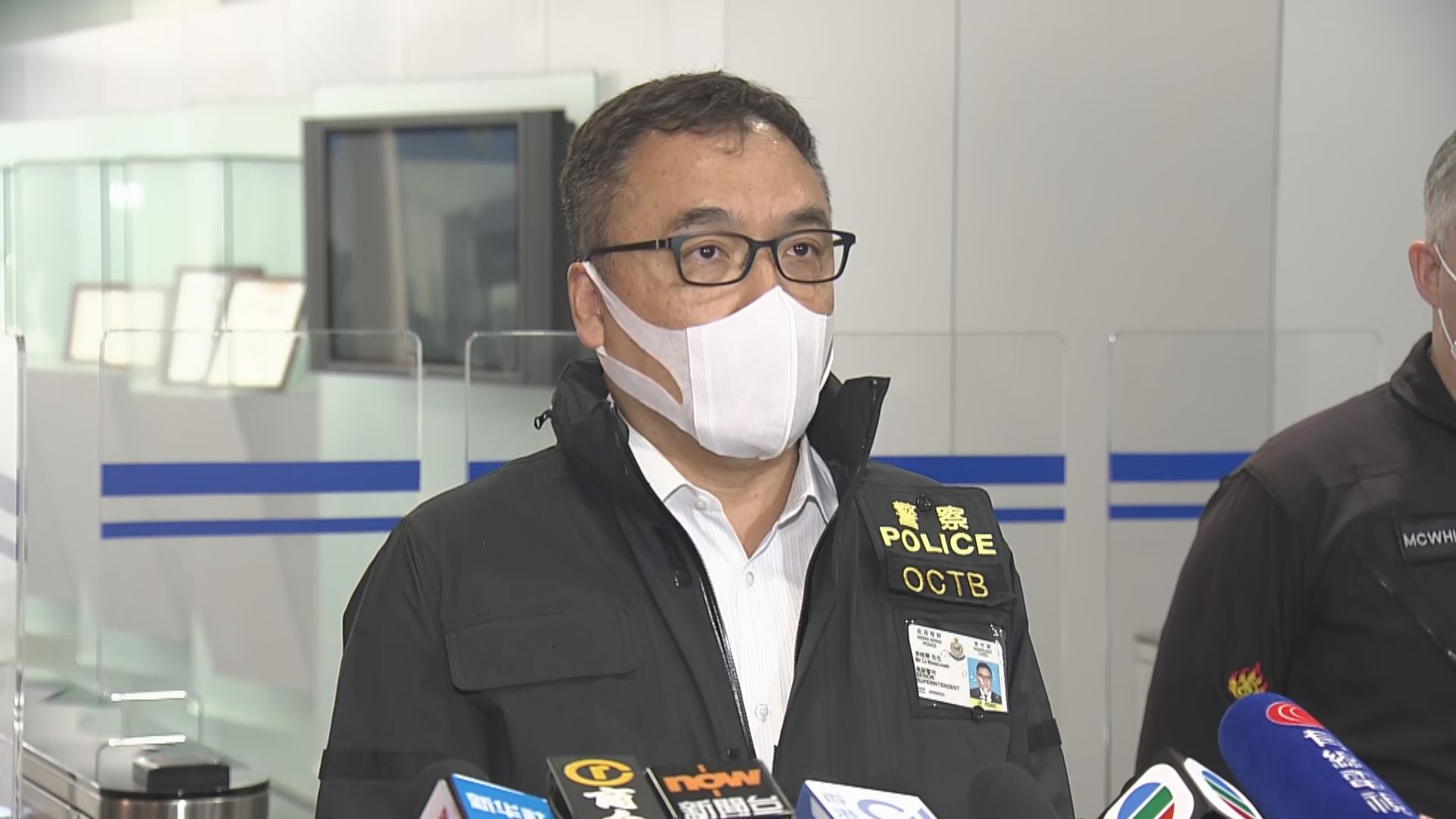 警方凌晨拘17人　起出三個爆炸裝置及2.6噸化學品