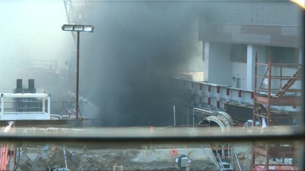 爆炸品處理課人員開始燃燒戰時炮彈內火藥