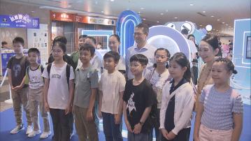 陳茂波與小學生一同參觀書展