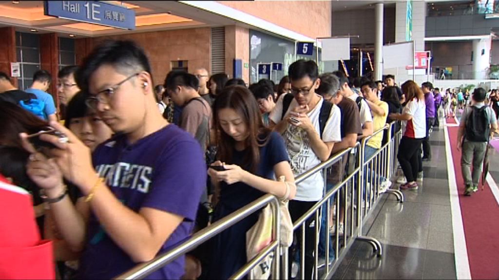 書展重開　場外大排長龍